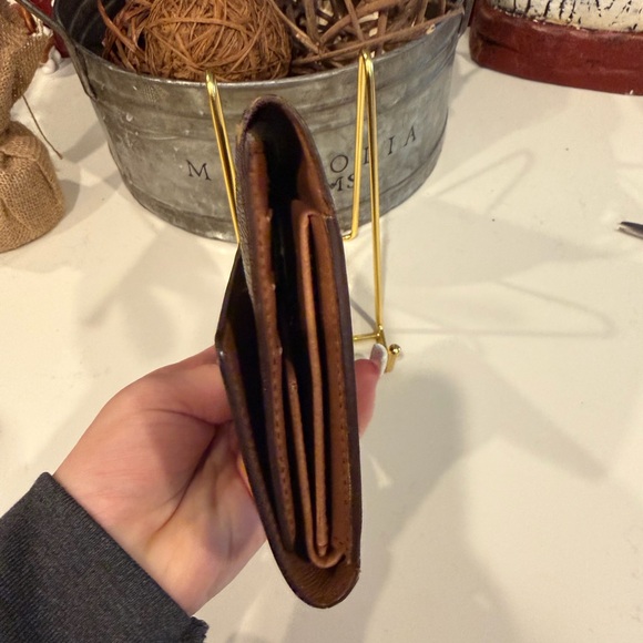 Louis Vuitton Classic Monogram Wallet. - Picture 12 of 13